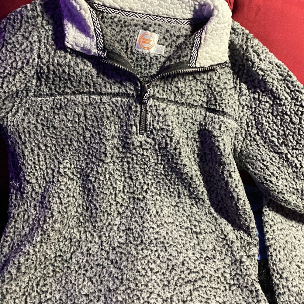 Girls fuzzy top from wonder land